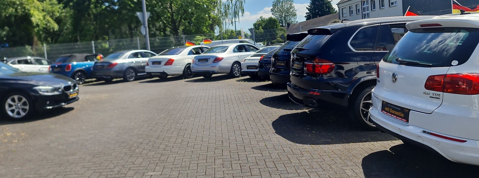 Fahrzeugbestand von Jokars Automobile auf dem Hof in Bergisch Gladbach-Gronau