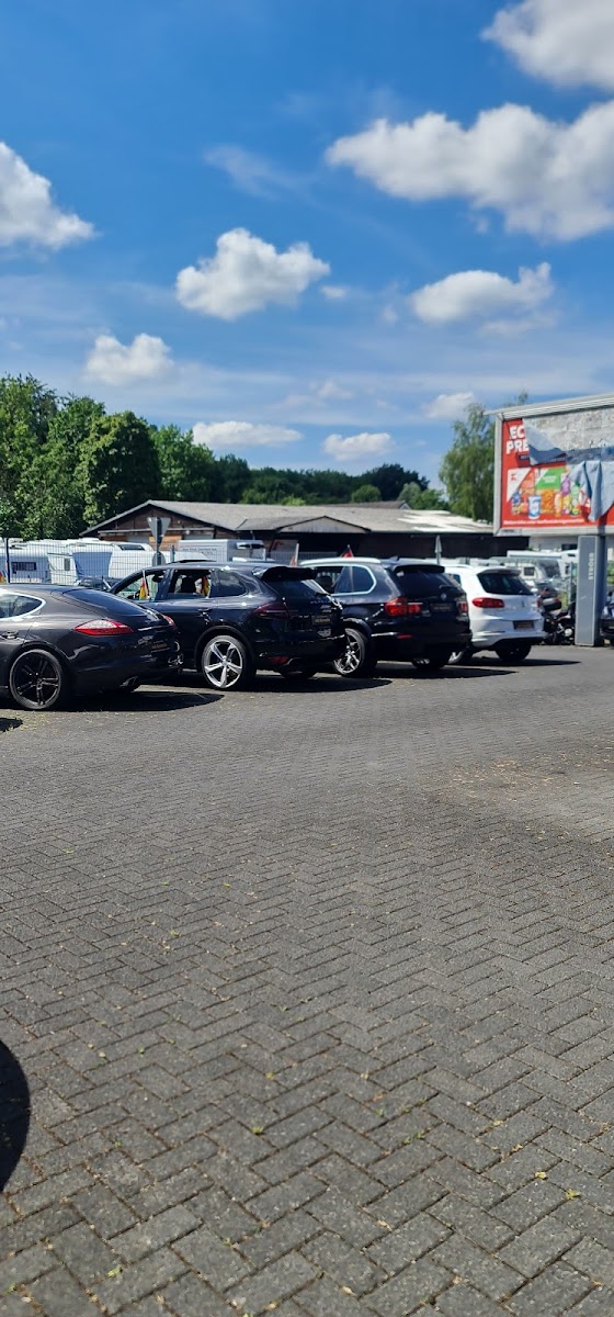 Premiumfahrzeuge auf dem Hof von Jokars Automobile