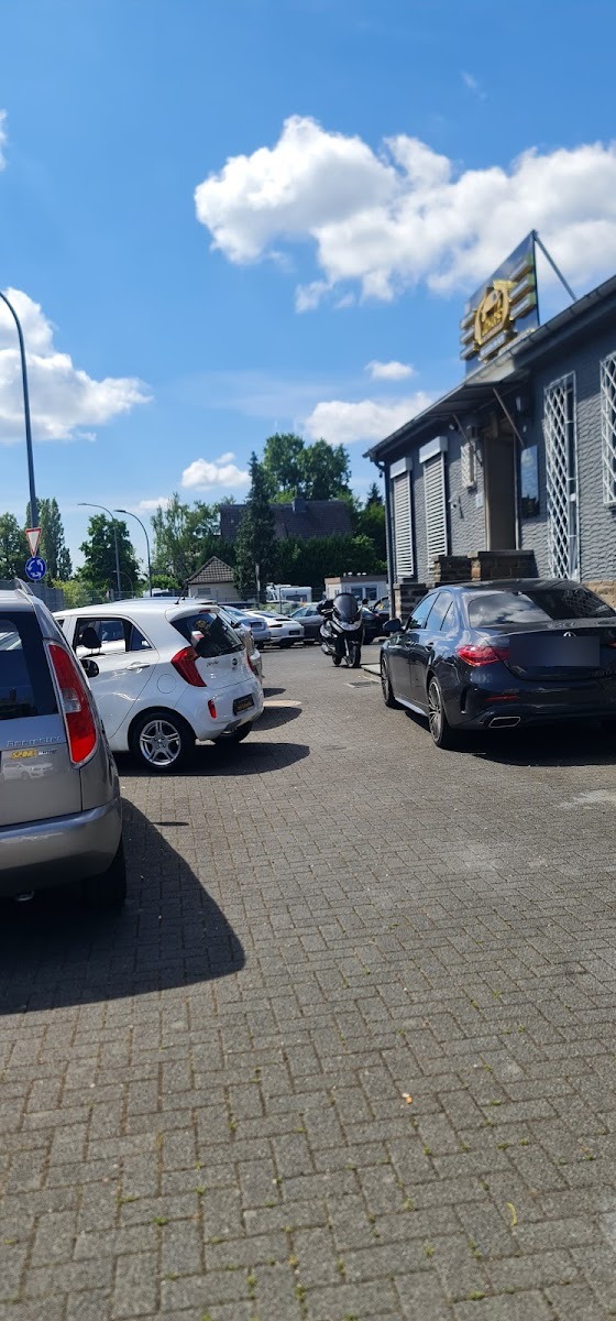 Eingangsbereich von Jokars Automobile mit Fahrzeugen