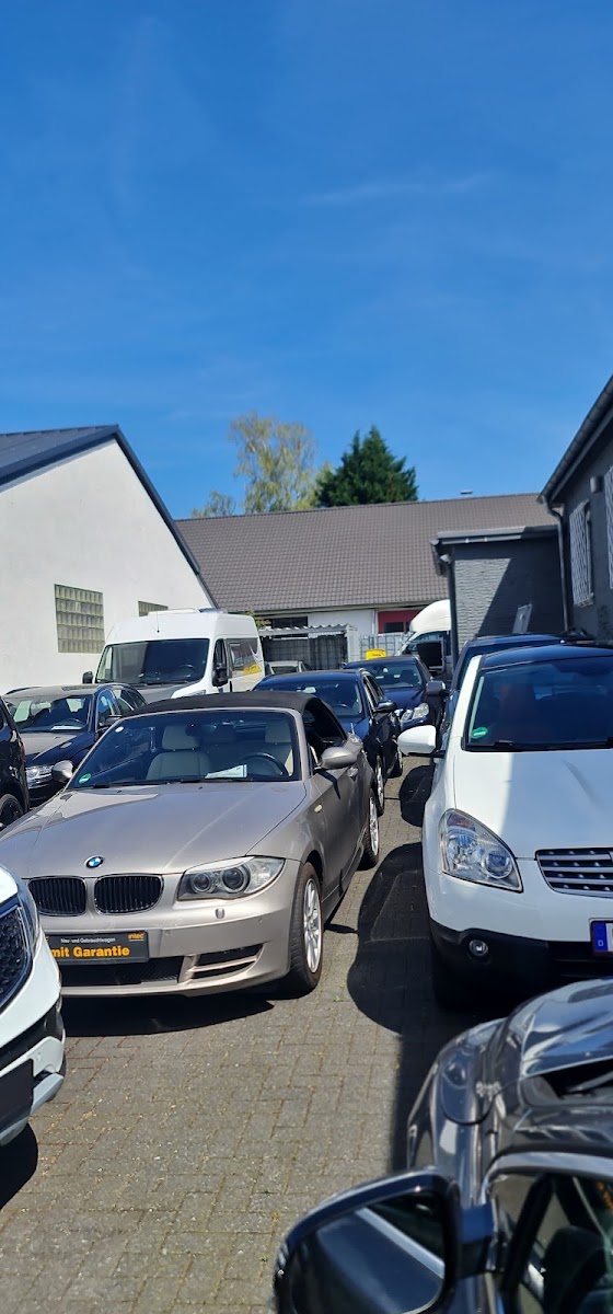 Fahrzeugbestand vor dem Gebäude von Jokars Automobile